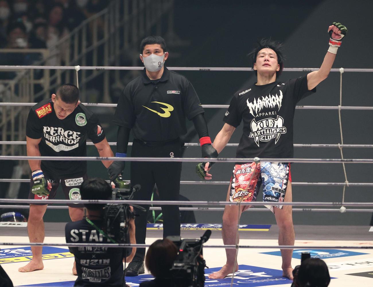 大原樹理（右）はアキラにヒザ蹴りを見舞う（撮影・上田博志）