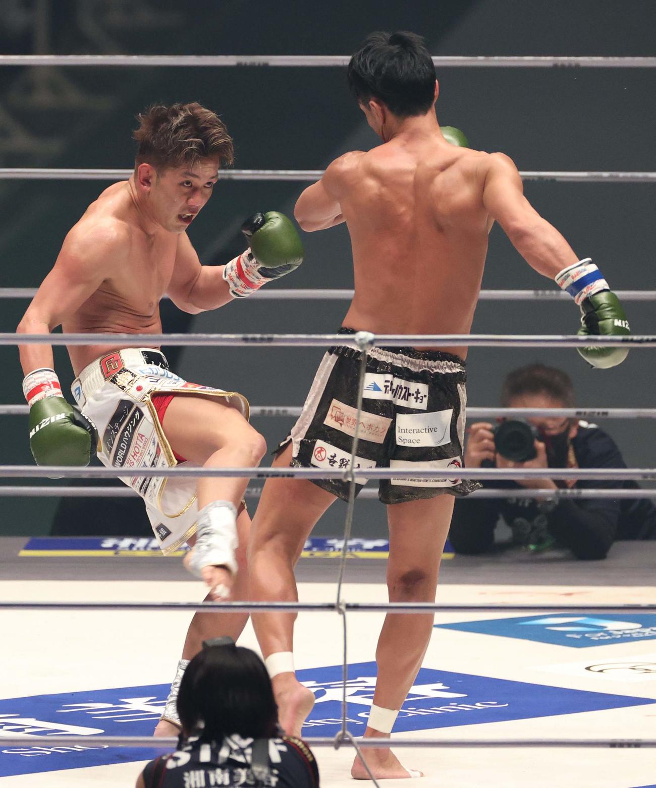 梅野源治（右）にキックを見舞う皇治（撮影・上田博志）