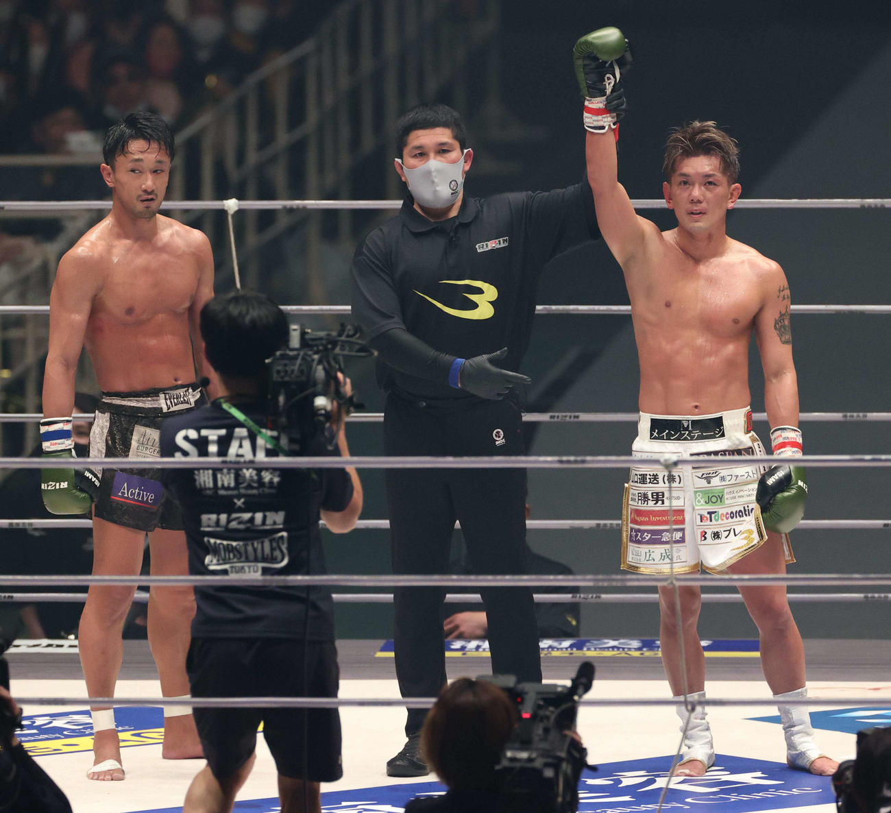 梅野源治（左）に勝利した皇治（撮影・上田博志）