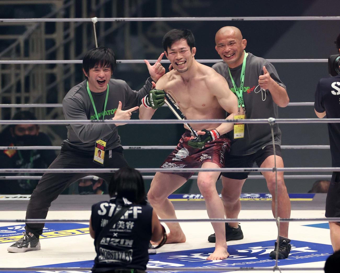 萩原京平に勝利し笑顔を見せる弥益ドミネーター聡志（撮影・上田博志）