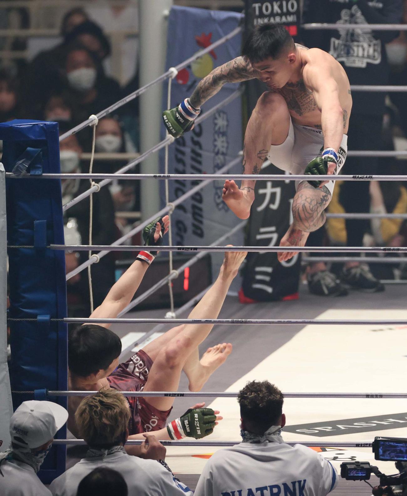 倒れた弥益ドミネーター聡志（左）をジャンプして攻撃する萩原京平（撮影・上田博志）
