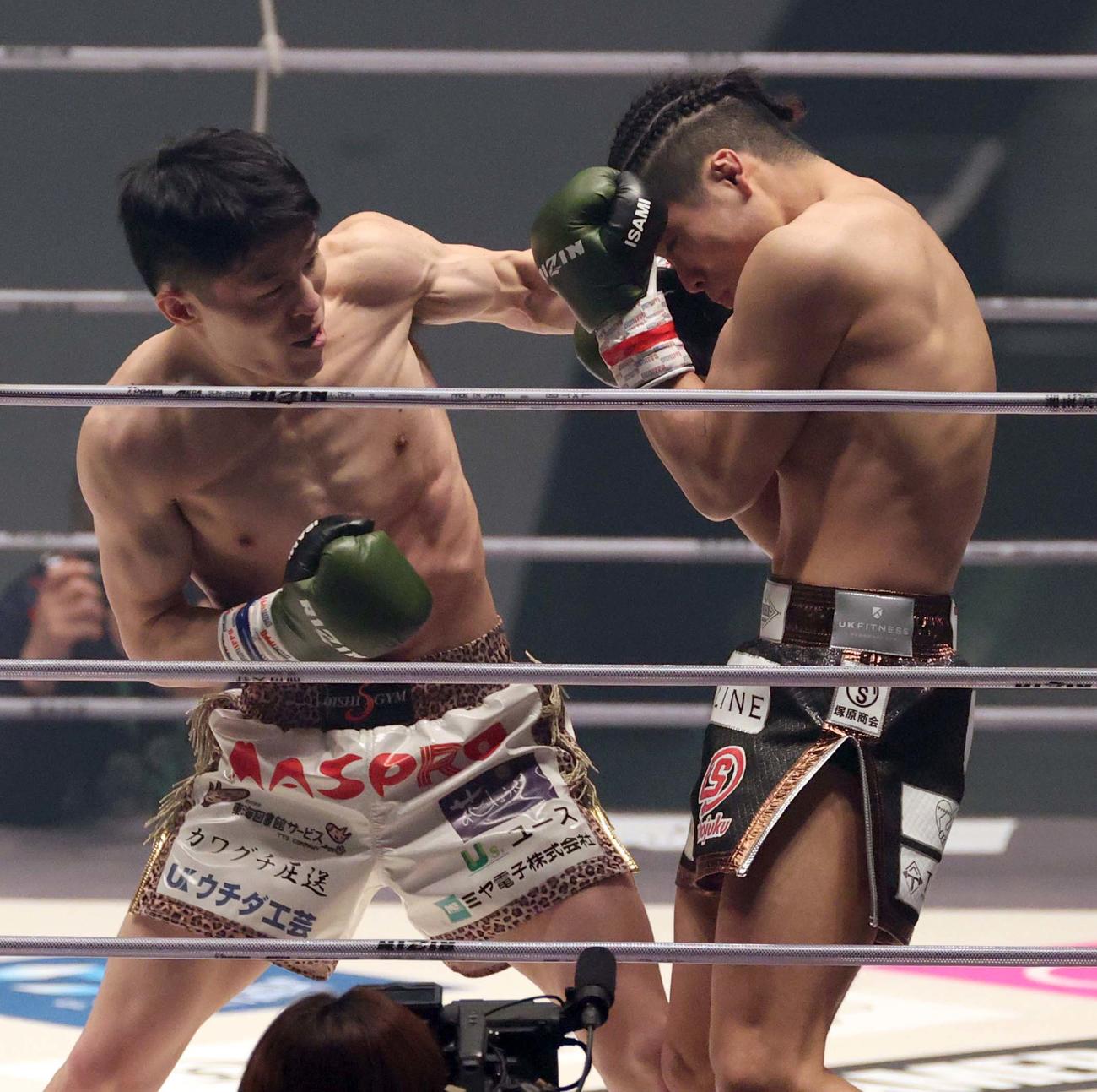 山畑雄摩（右）にTKO勝利した小川翔（撮影・上田博志）