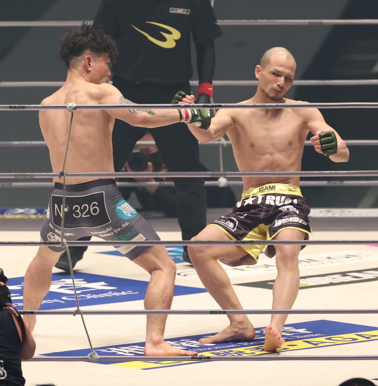 福田龍彌（左）はNavEを倒しKO勝利した（撮影・上田博志）