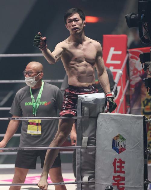 萩原京平に勝利しポーズを決める弥益ドミネーター聡志(撮影・上田博志)