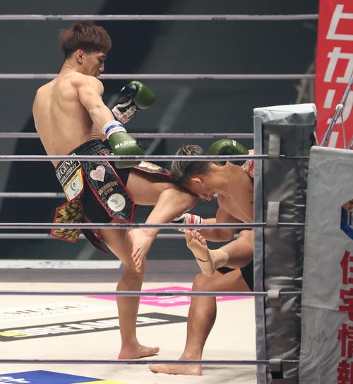 大雅(右)に右ヒザ蹴りを見舞いダウンを奪う高橋亮(撮影・上田博志)