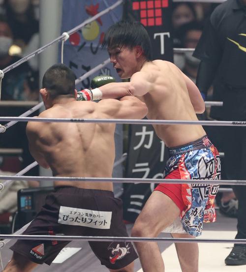 大原樹理(右)はアキラにパンチを見舞う(撮影・上田博志)