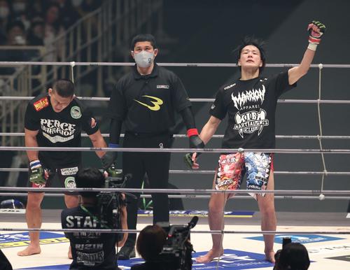 大原樹理(右)はアキラにヒザ蹴りを見舞う(撮影・上田博志)