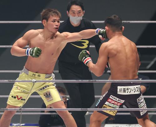 ストラッサー起一(右)にパンチを見舞う阿部大治(撮影・上田博志)