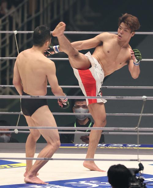 中村大介(左)に蹴りを見舞う山本空良(撮影・上田博志)