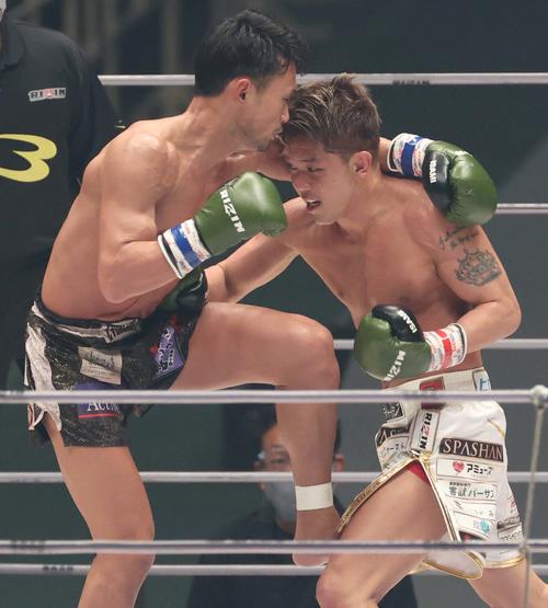梅野源治(左)にパンチを見舞う皇治(撮影・上田博志)
