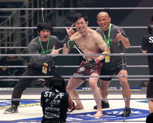 萩原京平に勝利し笑顔を見せる弥益ドミネーター聡志(撮影・上田博志)
