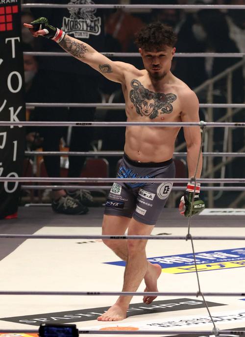 福田龍彌はNavEをKOしガッツポーズする(撮影・上田博志)