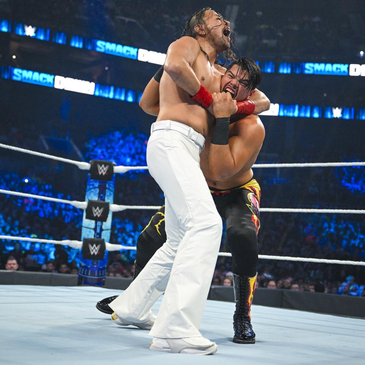 カリーヨ（右）の頭部をつかむ中邑（C）2022 WWE, Inc. All Rights Reserved.