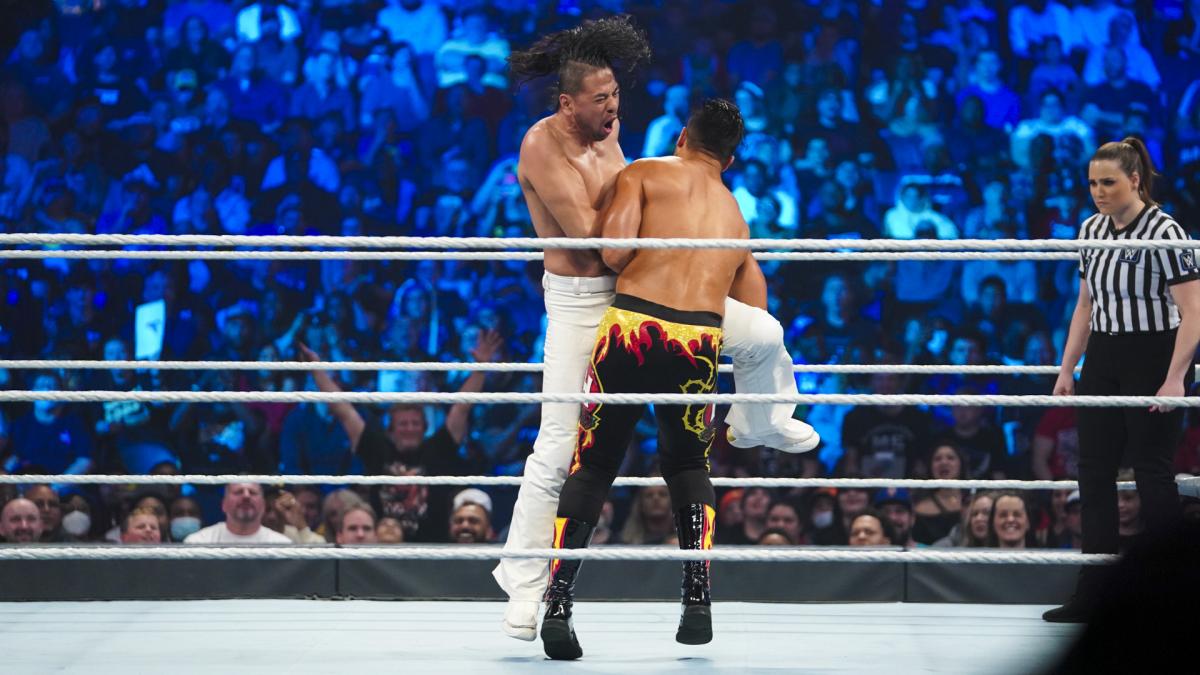 カリーヨ（手前）に膝蹴りを狙う中邑（C）2022 WWE, Inc. All Rights Reserved.