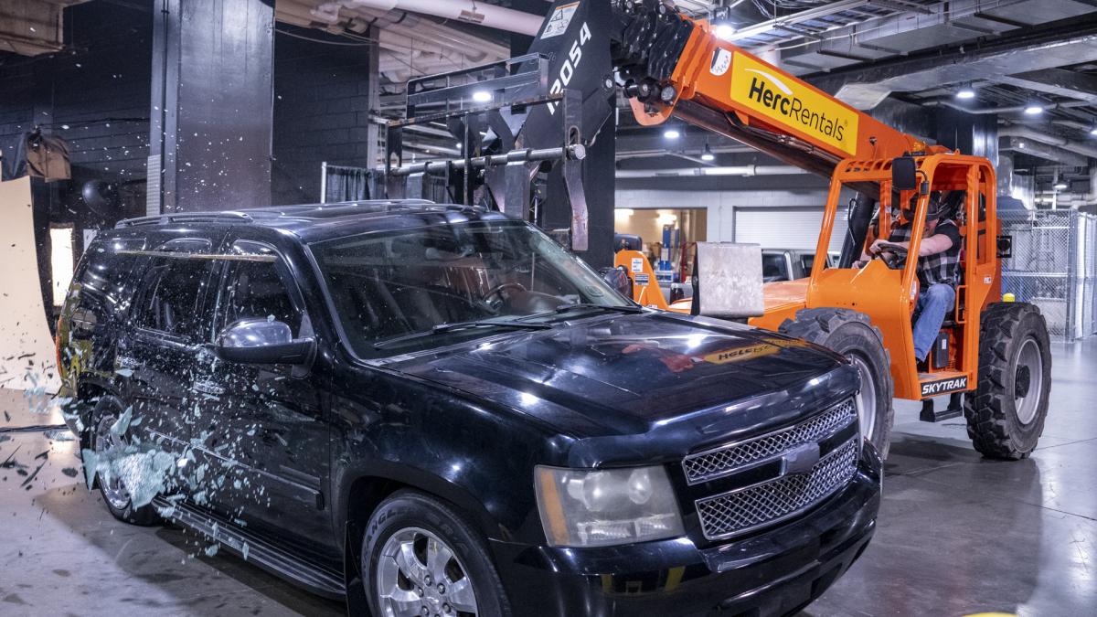 フォークリフトに乗り、レインズ一派の乗る車を破壊したレスナー（右端）（C）2022 WWE, Inc. All Rights Reserved.
