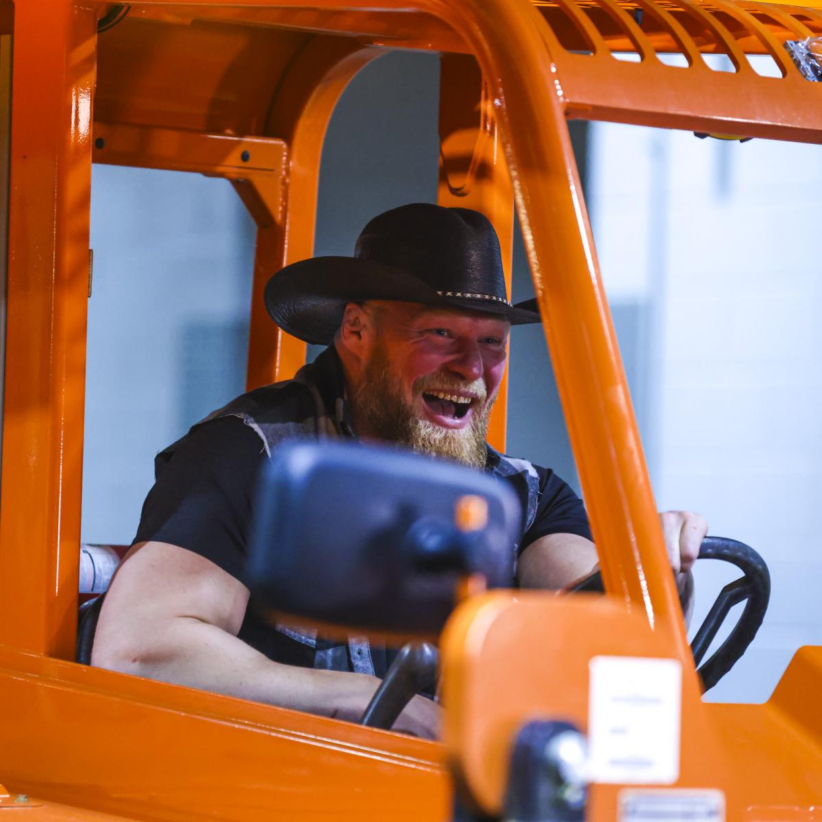 フォークリフトに乗って不敵な笑みを浮かべたレスナー（C）2022 WWE, Inc. All Rights Reserved.
