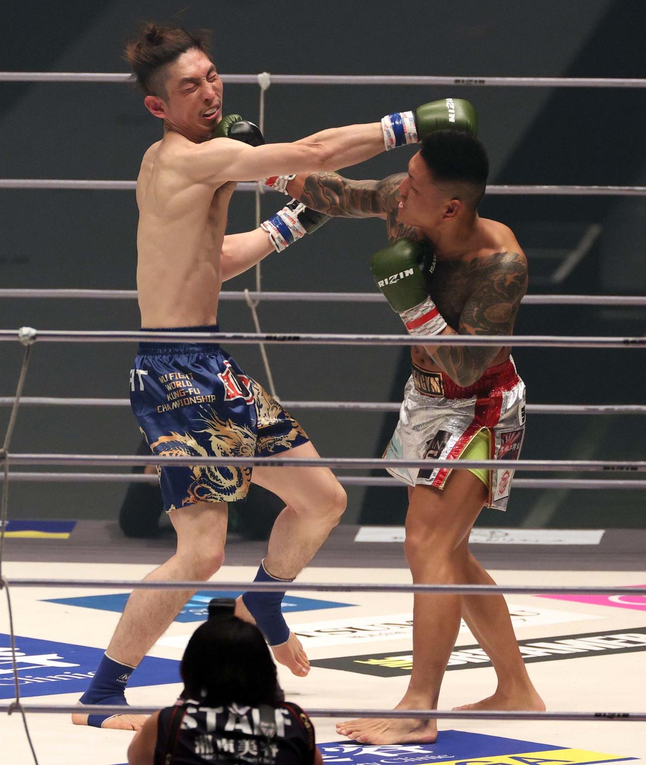蛇鬼将矢（右）はこうたにKOで勝利した（撮影・上田博志）