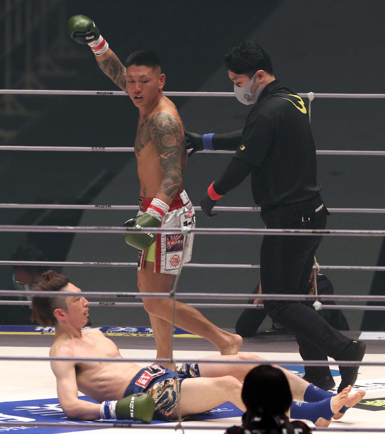 蛇鬼（奥）はこうたにKOで勝利した（撮影・上田博志）