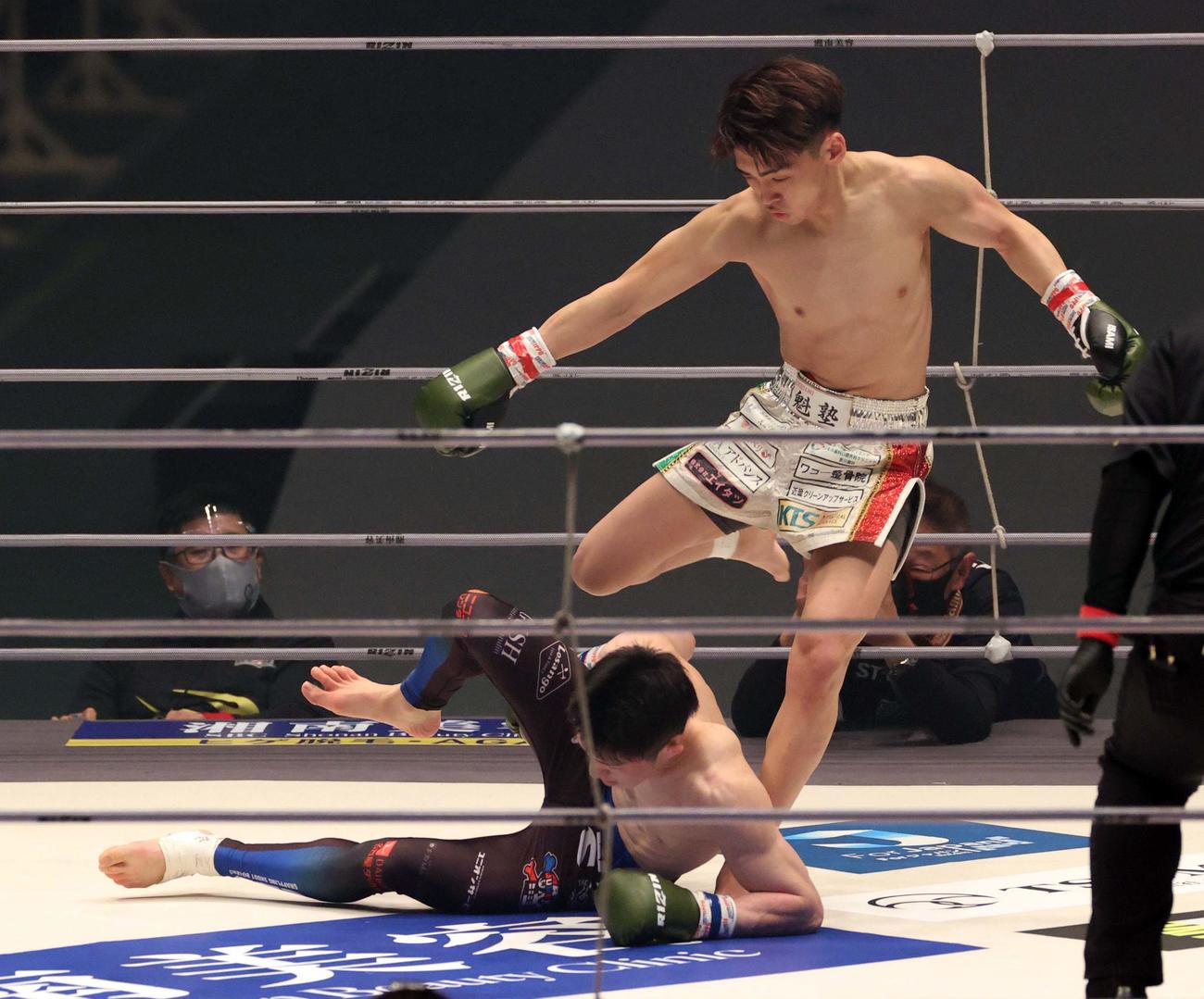 政所仁（右）対佐藤執斗は試合続行不能となりノーコンテストとなった（撮影・上田博志）