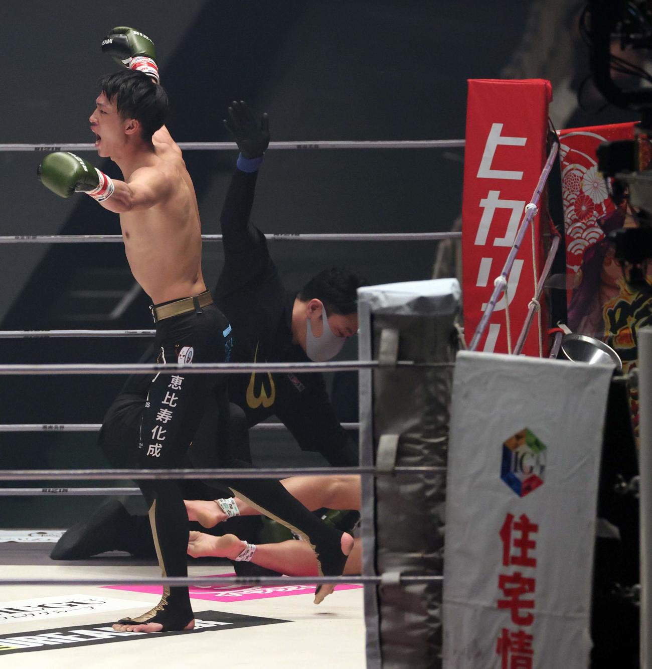 笠原友希（左）は元氣に勝利しガッツポーズする（撮影・上田博志）