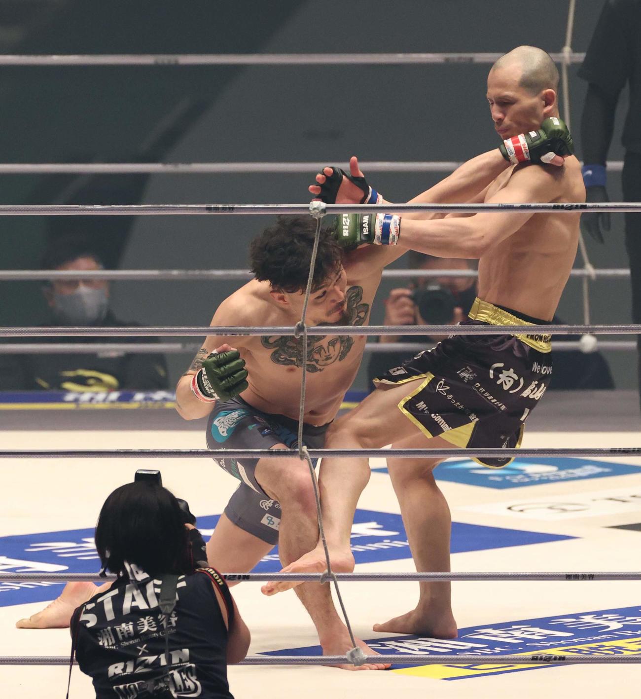 福田龍彌（左）はNavEを倒しKO勝利した（撮影・上田博志）