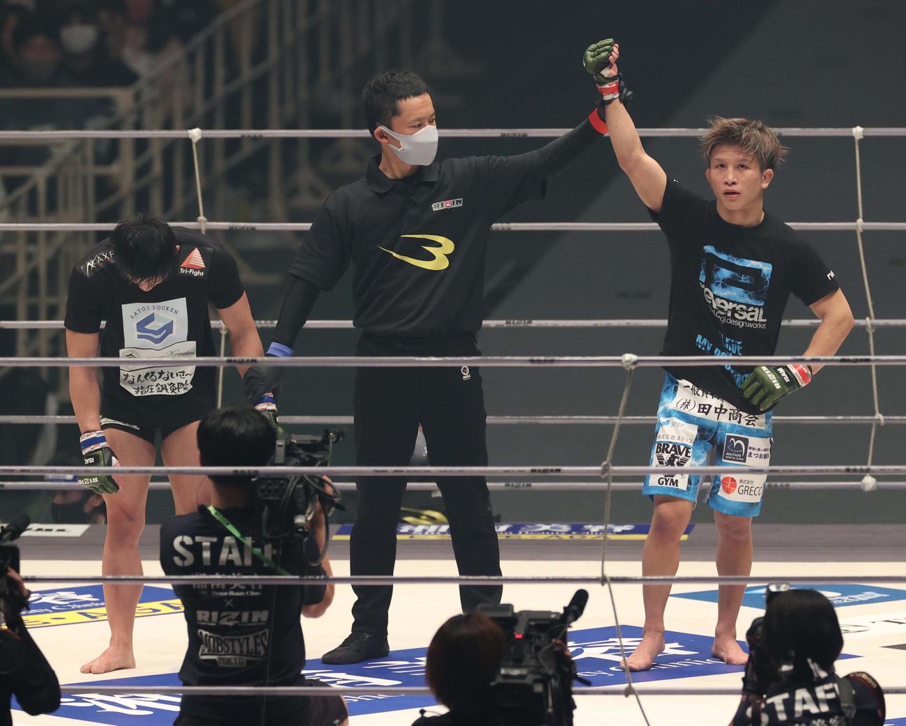 竿本樹生（左）は宇田悠斗に判定で勝利した（撮影・上田博志）