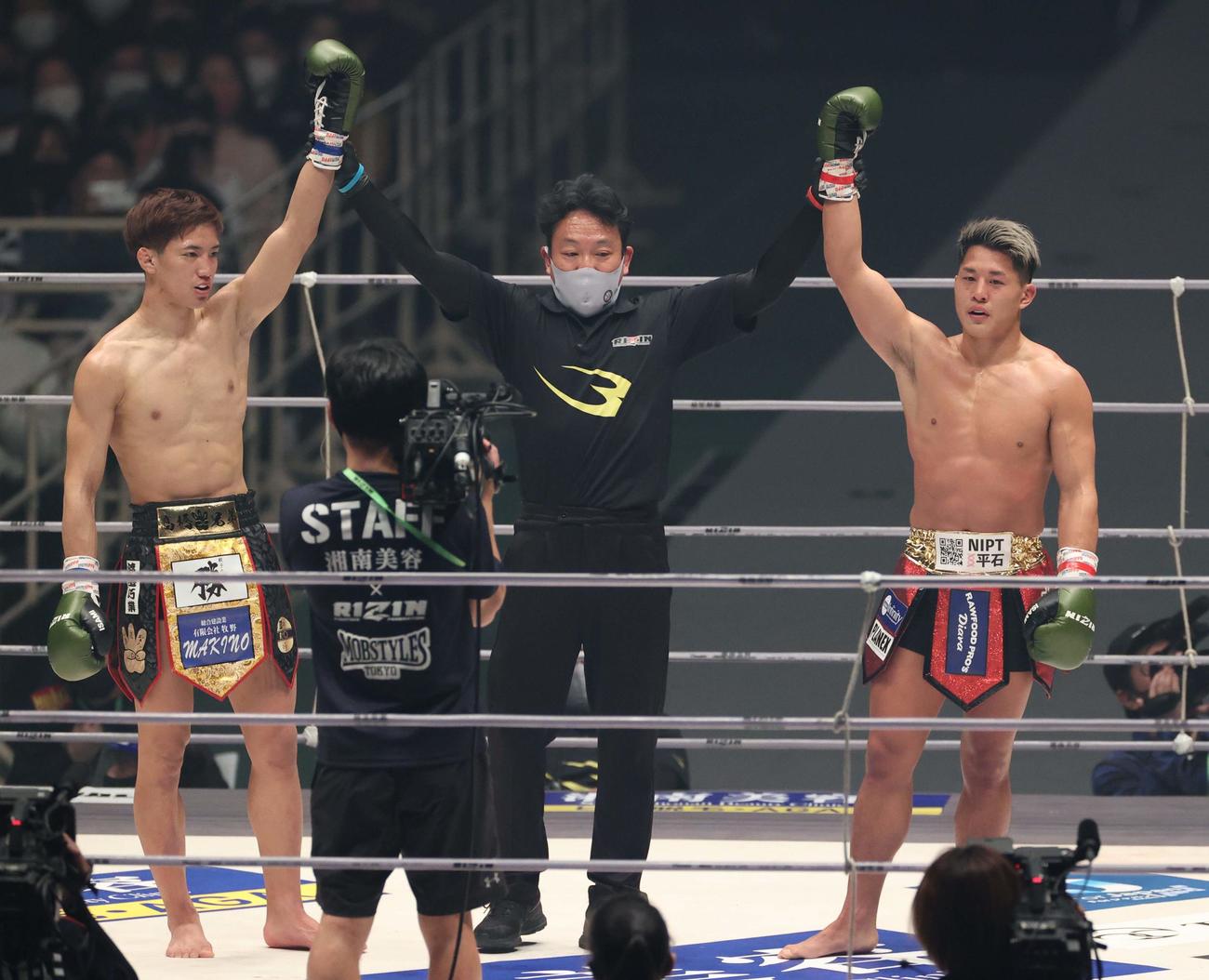 大雅（右）対高橋亮はダウンを奪い合う熱戦でドローとなる（撮影・上田博志）