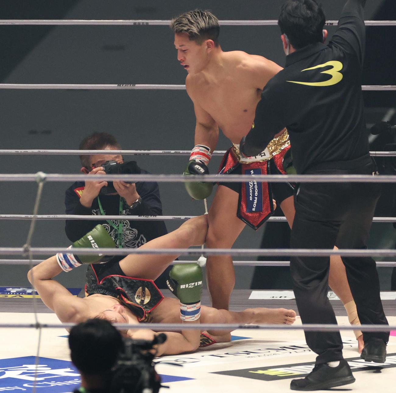 大雅（右）は高橋亮からダウンを奪う（撮影・上田博志）