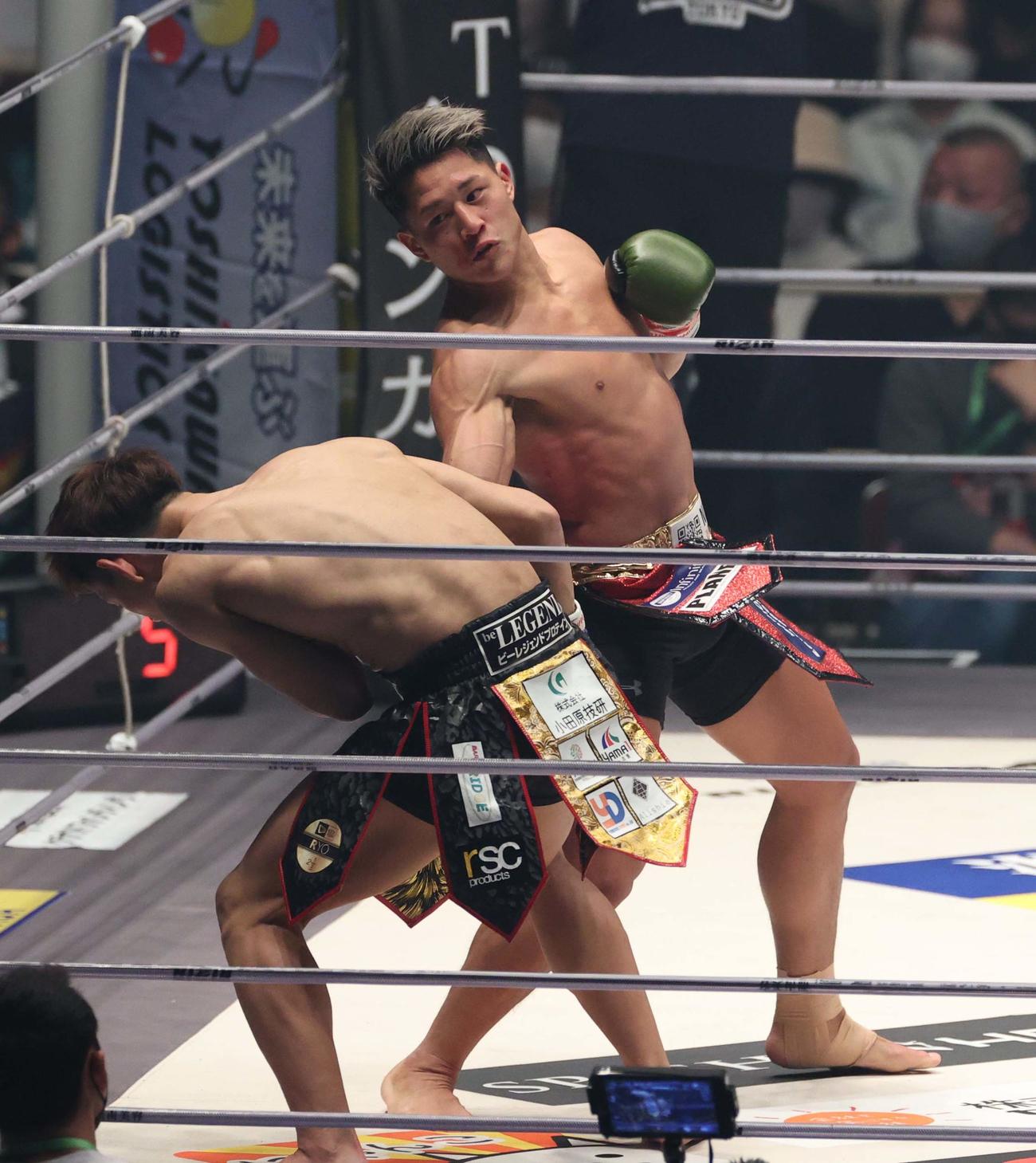 大雅（右）は高橋亮に右ボディーを見舞う（撮影・上田博志）
