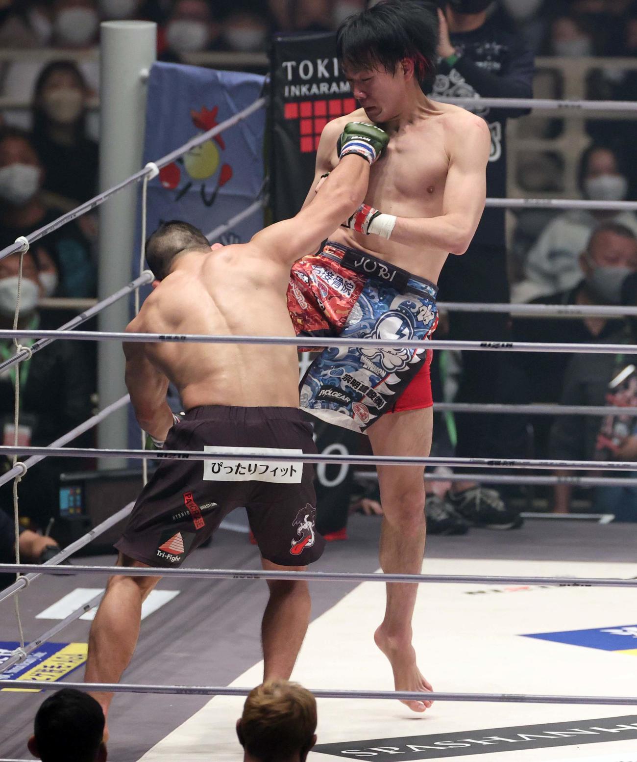 大原樹理（右）はアキラにヒザ蹴りを見舞う（撮影・上田博志）