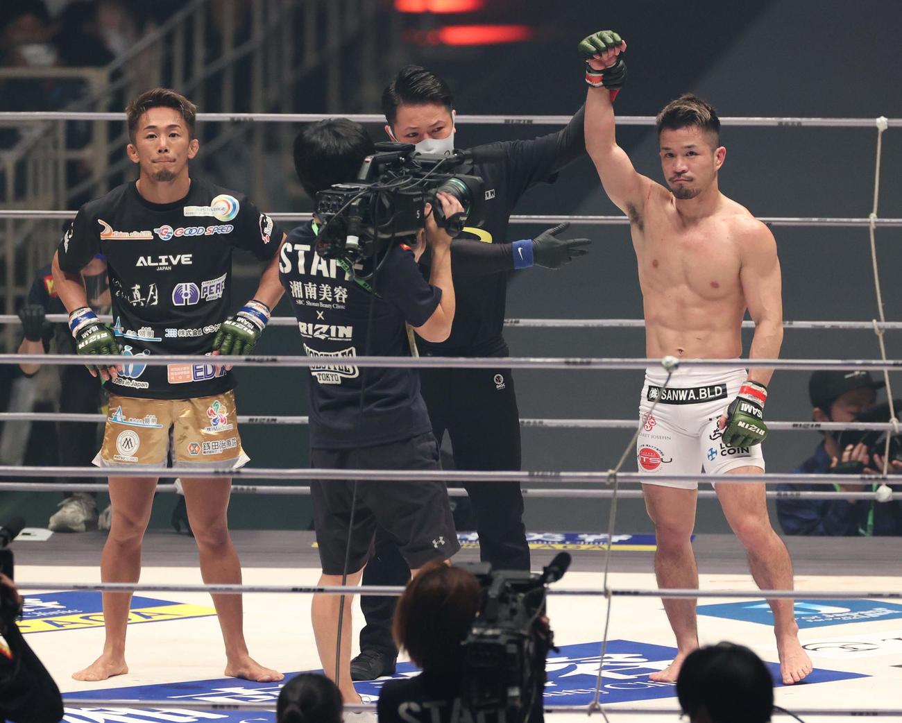 村元友太郎（左）に勝利した北方大地（撮影・上田博志）
