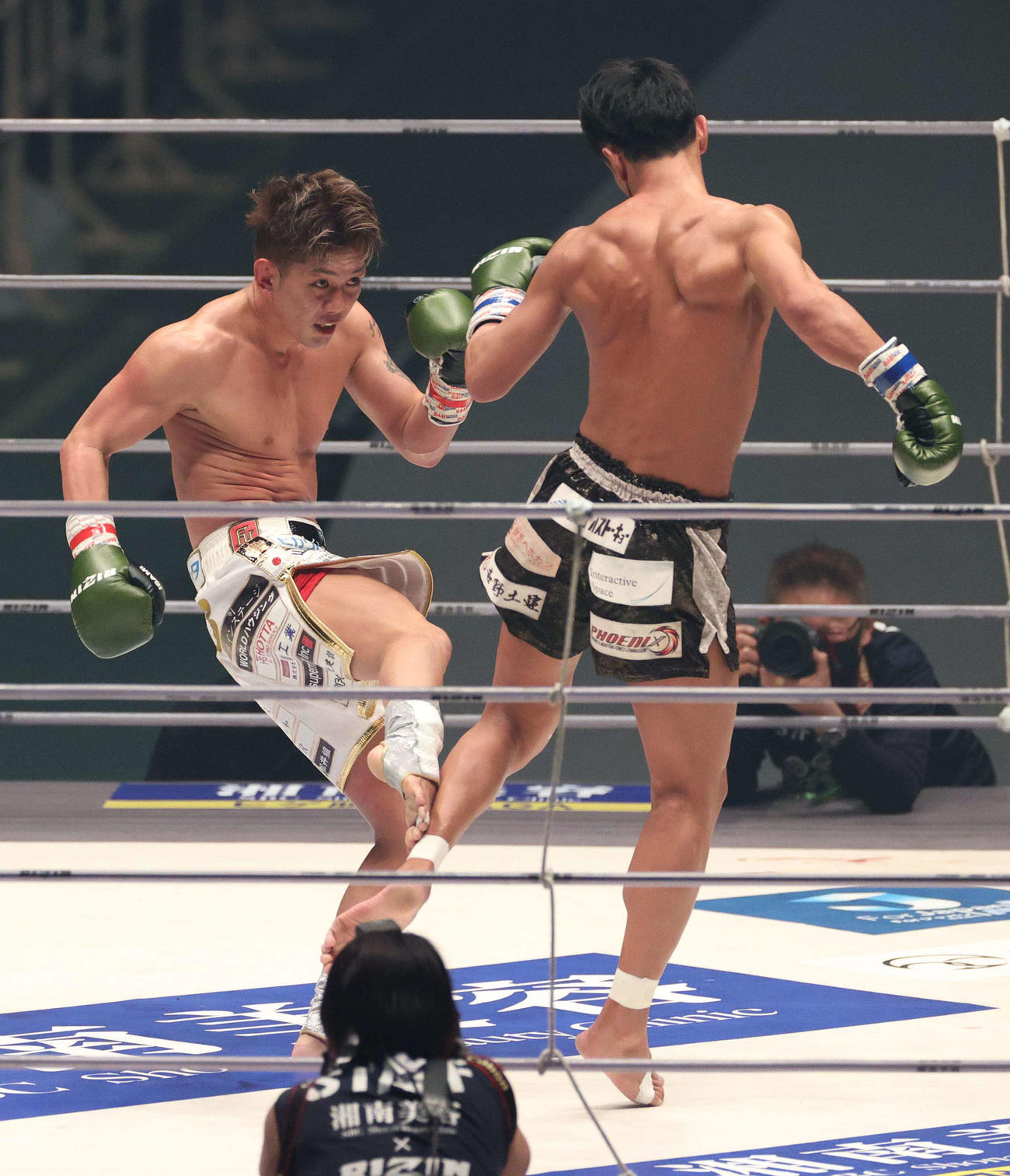 梅野源治（左）にキックを見舞う皇治（撮影・上田博志）