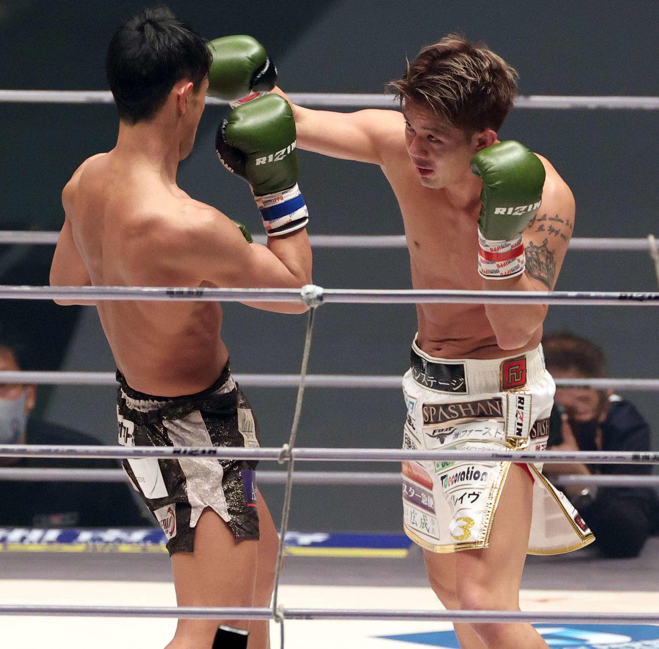 梅野源治（左）にパンチを見舞う皇治（撮影・上田博志）