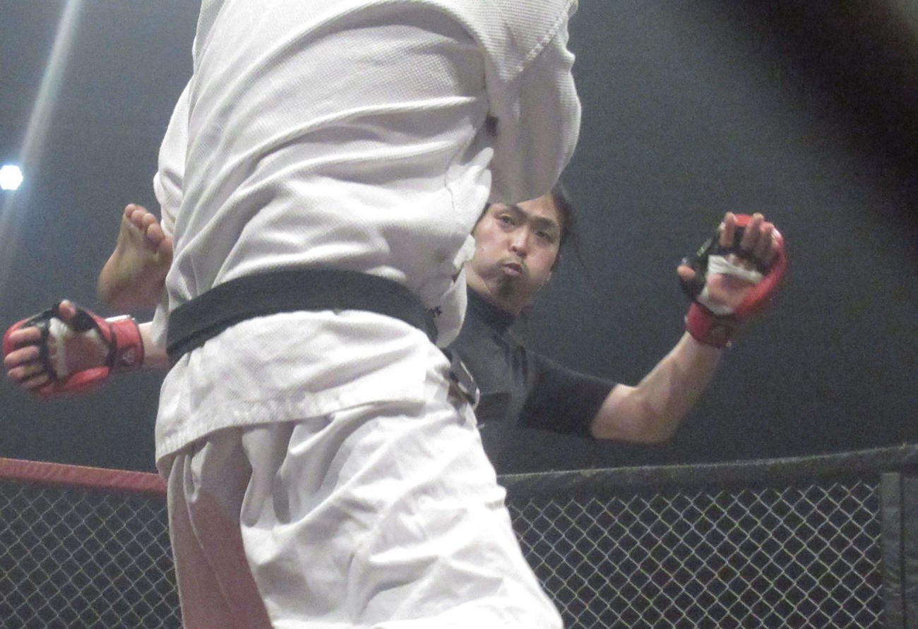 にっけん君（手前）に蹴りを見舞うおせーよ山田（撮影・勝部晃多）