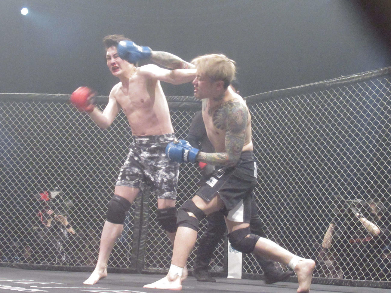 久保田（右）と打撃戦を演じる三崎（撮影・勝部晃多）