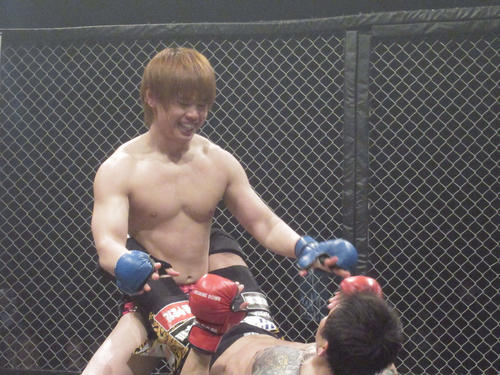 試合中に笑みを浮かべる井土(撮影・勝部晃多)