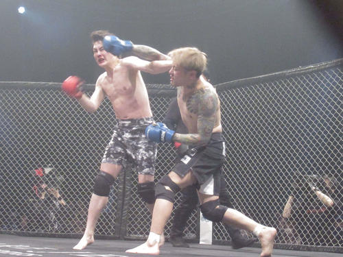 久保田(右)と打撃戦を演じる三崎(撮影・勝部晃多)