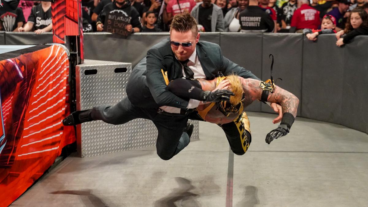ザ・ミズ（左）のスカル・クラッシング・フィナーレを浴びたレイ・ミステリオJr．（Ｃ）2022 WWE, Inc. All Rights Reserved.