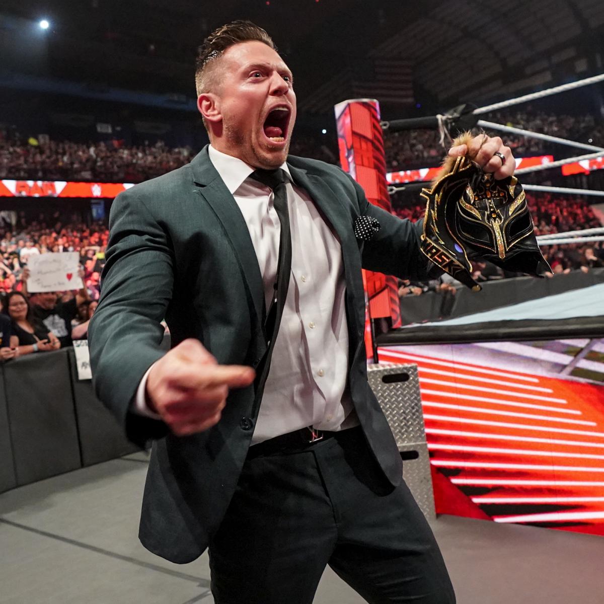 レイ・ミステリオJr．のマスクをはぐ暴挙に出たザ・ミズ（Ｃ）2022 WWE, Inc. All Rights Reserved.