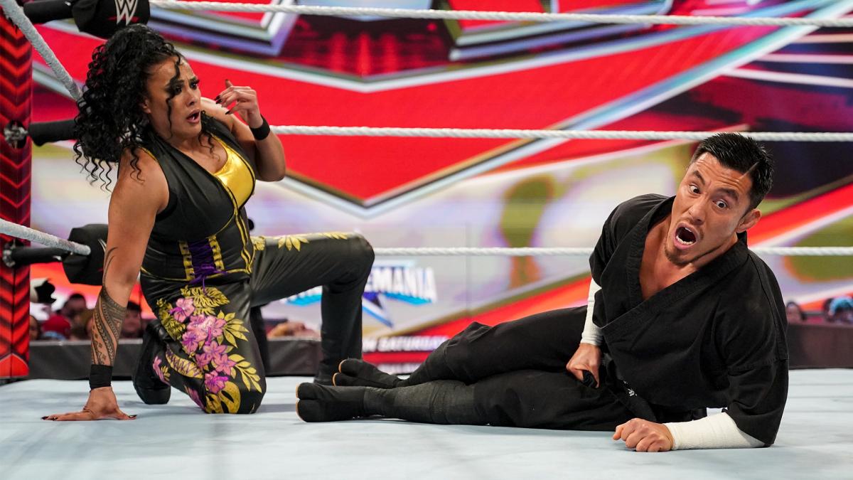パートナーのタミーナ（左）に誤爆の急所攻撃を受けてもん絶した戸沢（C）2022 WWE, Inc. All Rights Reserved.
