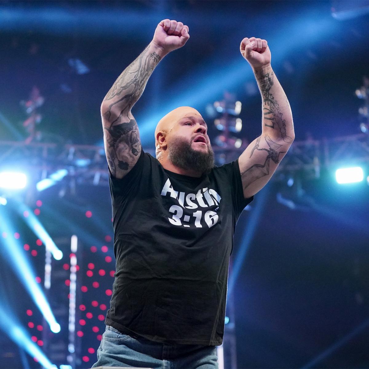 “ストーン・コールド”スティーブ・オースチンに扮して登場したオーエンズ（C）2022 WWE, Inc. All Rights Reserved.