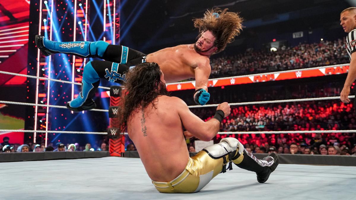 ロリンズ（手前）にスライディング・フォアアームを打ち込んだAJスタイルズ（C）2022 WWE, Inc. All Rights Reserved.