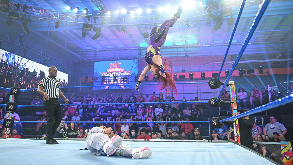 チュー（左下）に月面水爆を決める紫雷（C）2022 WWE, Inc. All Rights Reserved.