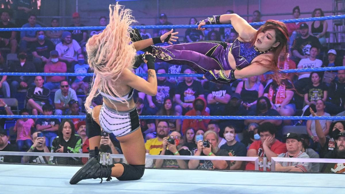 カイ（左）に619を蹴りこむ紫雷（C）2022 WWE, Inc. All Rights Reserved.