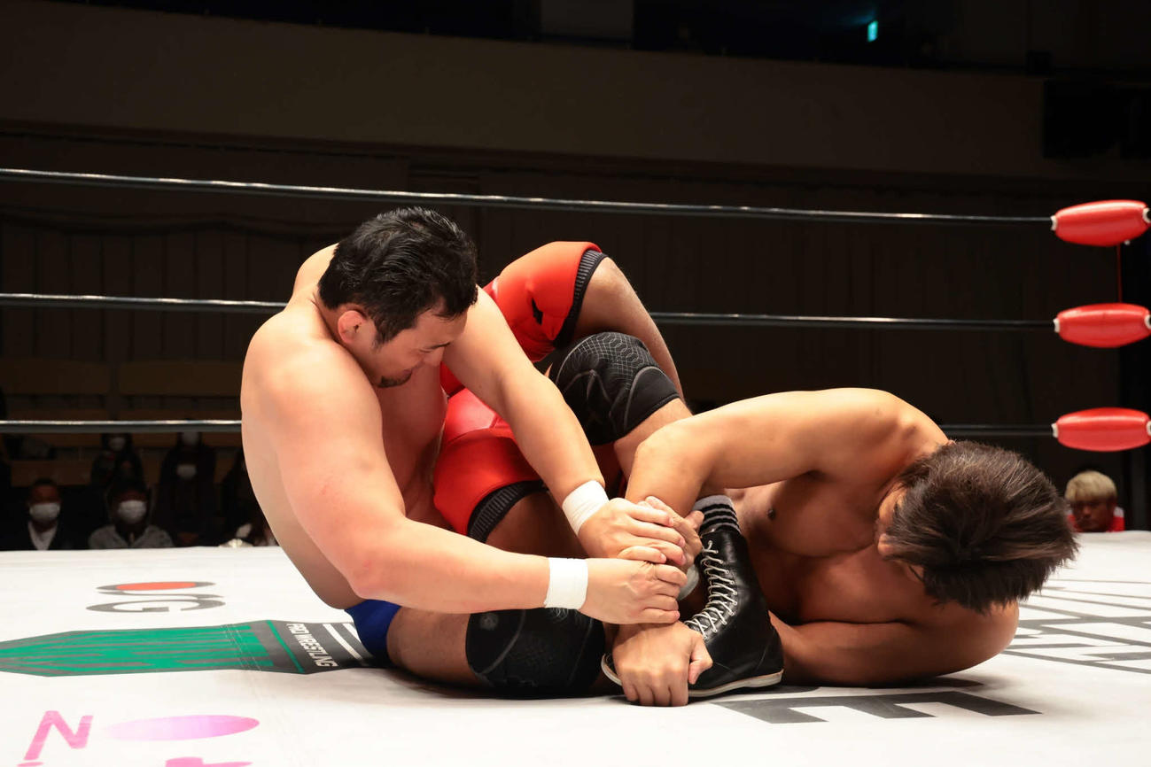 鈴木秀（左）とグラウンドの攻防を展開する船木（提供・プロレスリング・ノア）