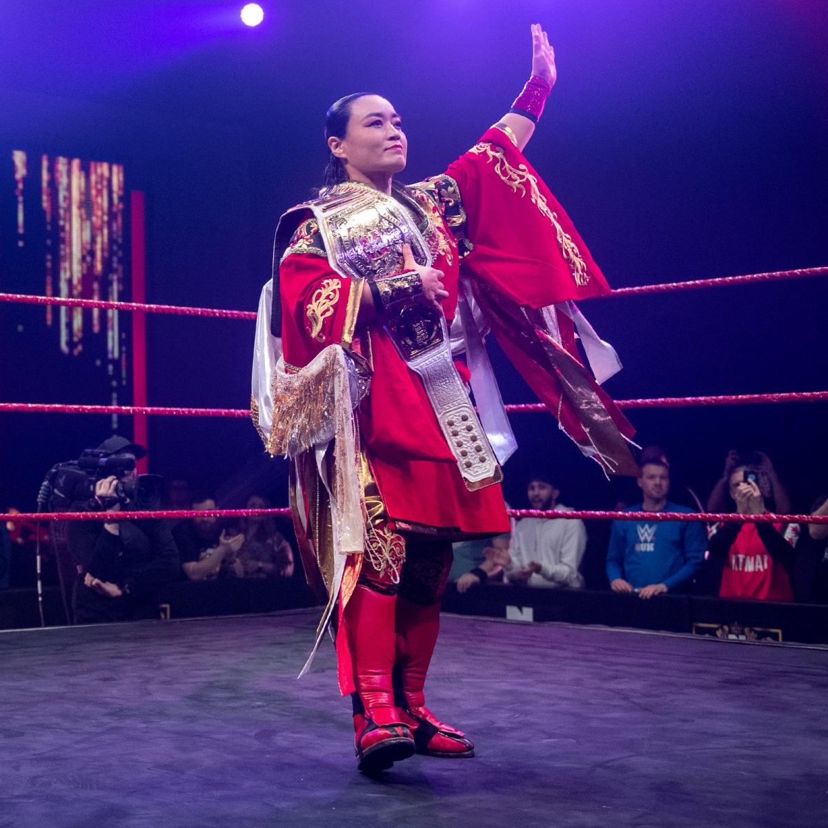 NXT・UK女子王座ベルトを持って防衛戦に向けて入場した同王者里村（C）2022 WWE, Inc. All Rights Reserved.