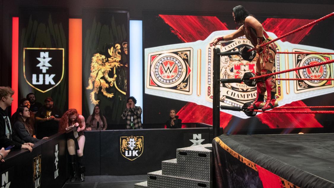 負けたドーン（左奧）にNXT・UK女子王座ベルトを強奪された同王者里村（右上）（C）2022 WWE, Inc. All Rights Reserved.