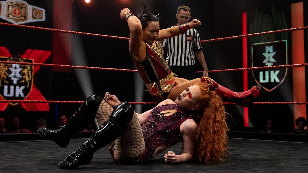 挑戦者ドーン（下）にエルボードロップを狙うNXT・UK女子王者里村（C）2022 WWE, Inc. All Rights Reserved.
