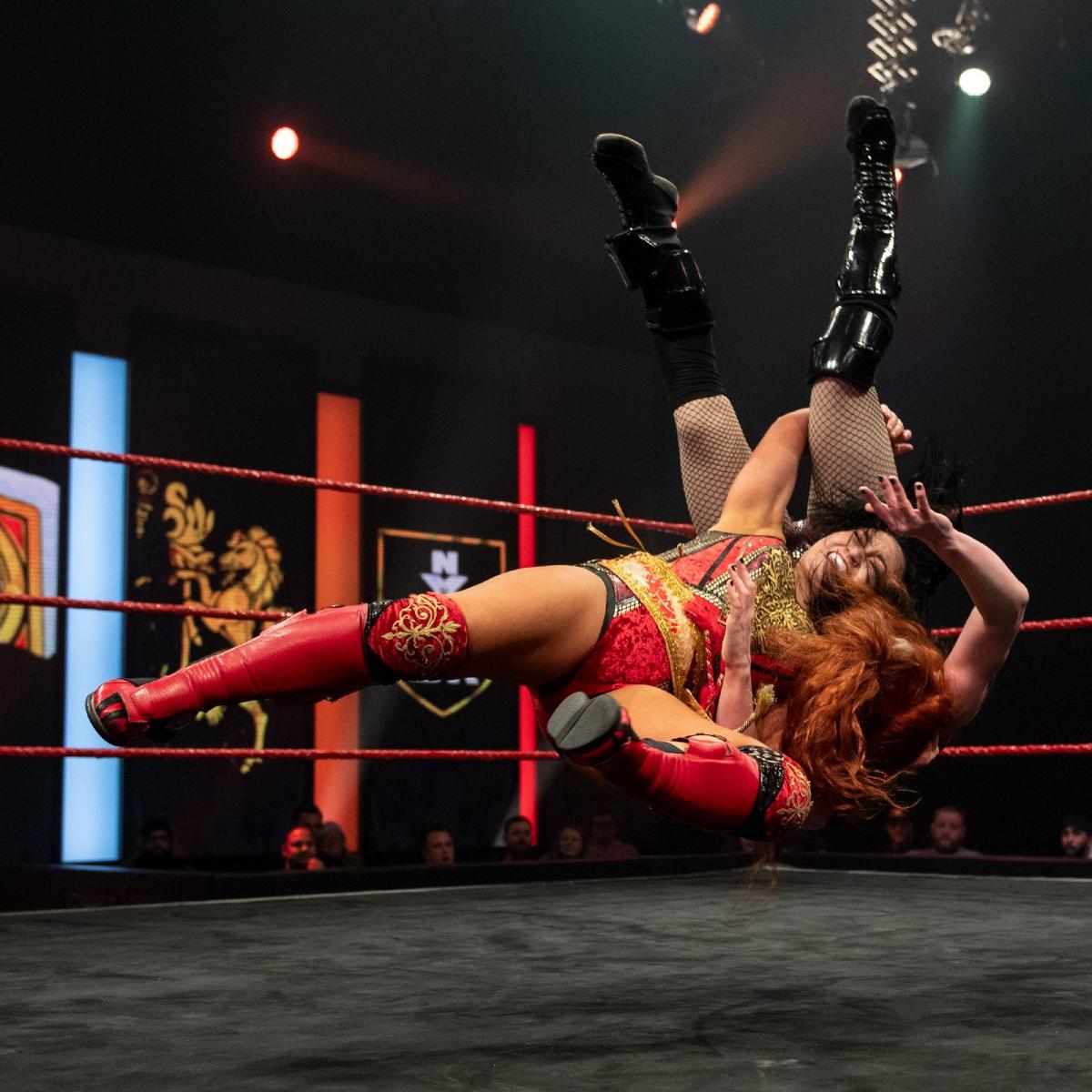 ドーン（右奧）にデスバレーボムを決めたNXT・UK女子王者里村（C）2022 WWE, Inc. All Rights Reserved.