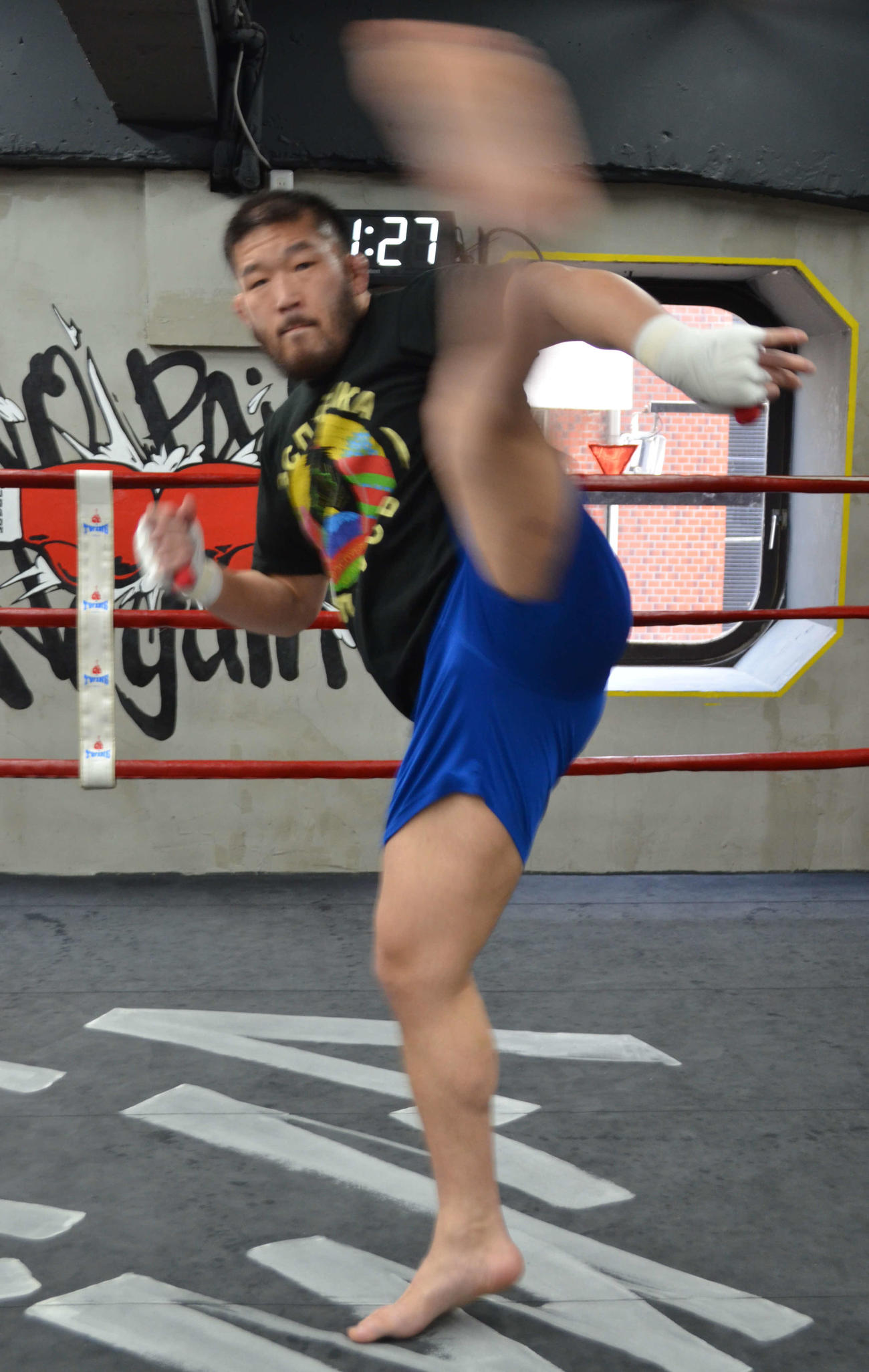 公開練習で師匠のミルコばりにハイキックを見せる石井慧（撮影・吉池彰）